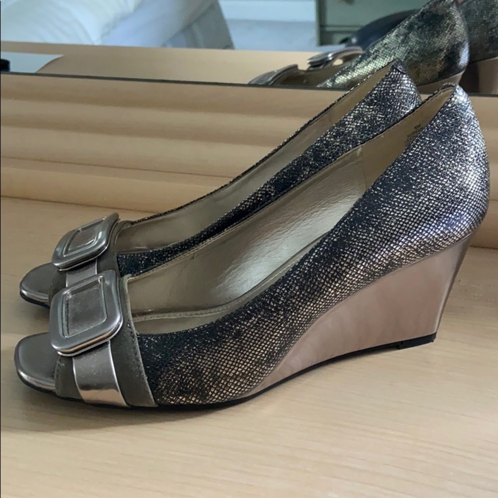 BRAND NEW metallic wedges